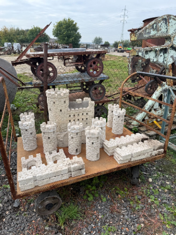 Betonová zahradní miniatura hrádku s velkou kulatou věží – VaF Náchod - Antik Spomyšl